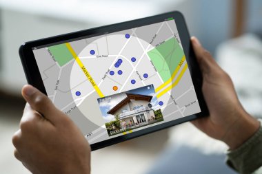 Tablet 'te Emlak Arayan Adam