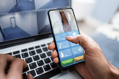 Ev güvenlik sistemi cep telefonu kullanarak bir işadamı ele Close-up