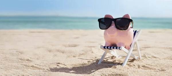 Pink Piggybank Nosit Brýle Palubě Židle Nad Sandy Beach — Stock fotografie