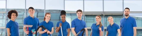 Retrato Joven Conserje Sonriente Diverso Con Equipo Limpieza Contra Vidrio — Foto de Stock