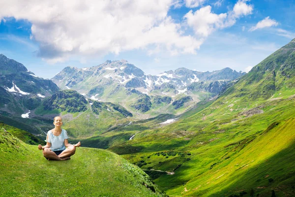 Joyeux Jeune Femme Assis Sur Montagne Verte Faire Méditation Contre — Photo