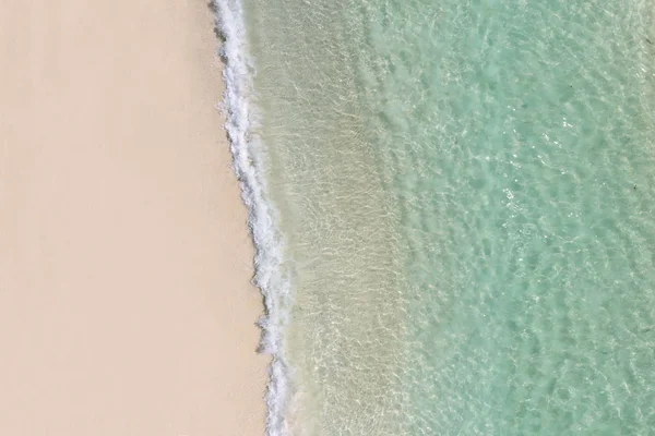 Scénický Pohled Pláž Vlnami Mořské Vodě — Stock fotografie