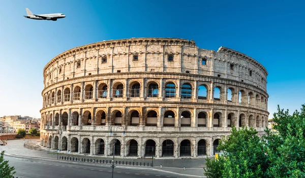 Самолет Летящий Чистом Голубом Небе Над Наклонной Башней Колизея Италии — стоковое фото