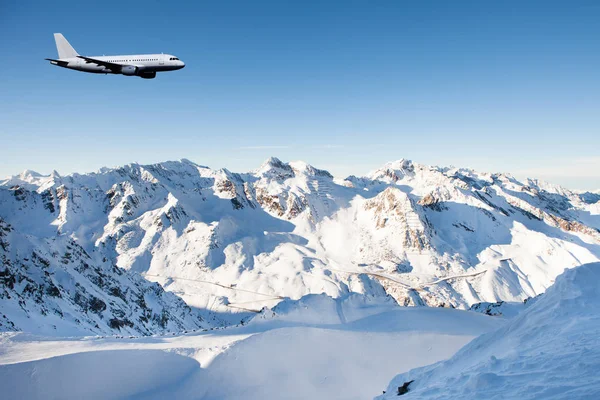 在瑟尔登的雪山上 飞机在晴朗的天空中飞行的美景 — 图库照片