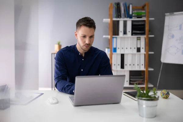 Retrato Hombre Negocios Calculando Las Finanzas Oficina — Foto de Stock