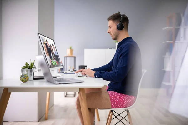 Jovem Empresário Usando Fone Ouvido Enquanto Videoconferência Computador — Fotografia de Stock