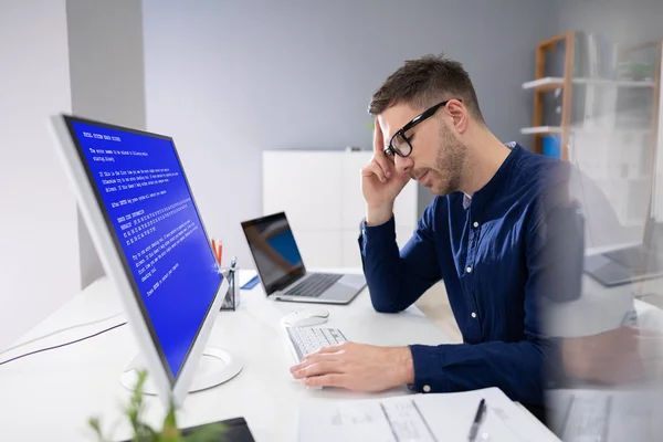 직장에서 시스템 화면이있는 컴퓨터에서 걱정하는 — 스톡 사진