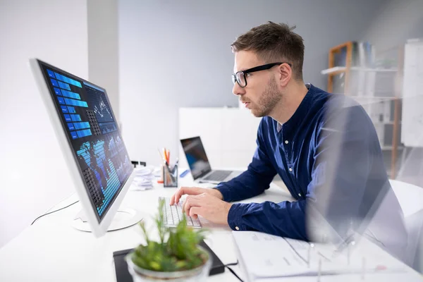 Corredor Bolsa Masculino Joven Analizando Gráfico Ordenador Lugar Trabajo —  Fotos de Stock