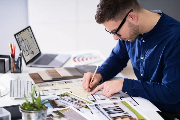 Vista Lateral Del Diseñador Bienes Raíces Que Trabaja Computadora Oficina —  Fotos de Stock