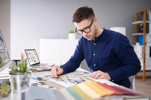 Vista Lateral Del Diseñador Bienes Raíces Que Trabaja Computadora Oficina —  Fotos de Stock