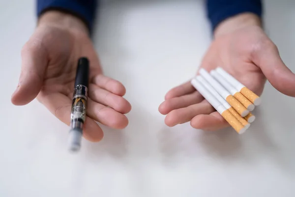 Hombre Sosteniendo Cinta Cigarrillo Tabaco Sobre Escritorio — Foto de Stock