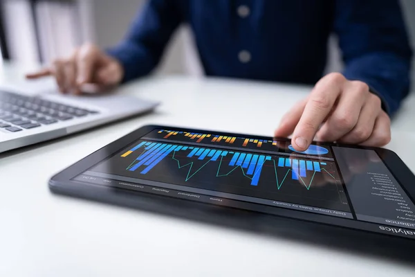 Close Businesswoman Hand Analyzing Graph Digital Laptop Workplace — Stock Photo, Image