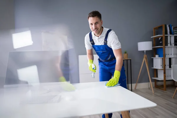 Portret Van Gelukkig Jong Meisje Schoonmaken Glazen Tafel Office — Stockfoto