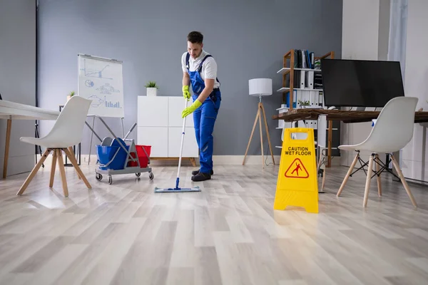 Close Homem Limpando Chão Com Sinal Piso Molhado Amarelo — Fotografia de Stock