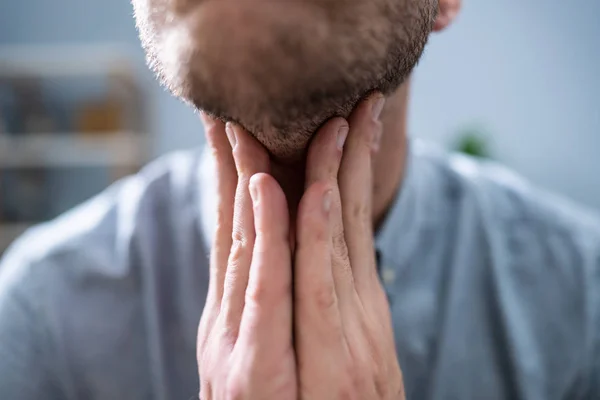 Bir Adamın Elinin Boğazına Dokunuşunun Yakın Çekimi — Stok fotoğraf