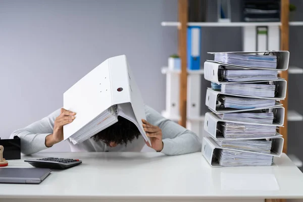 Primer Plano Del Hombre Negocios Escondiéndose Debajo Carpeta Escritorio Con —  Fotos de Stock