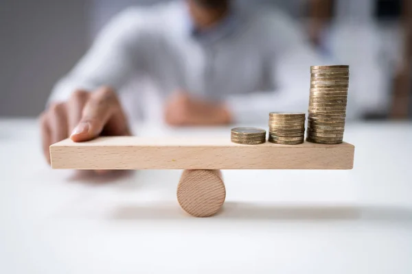 Close Empresário Equilibrando Pilha Moeda Madeira Seesaw Desk — Fotografia de Stock