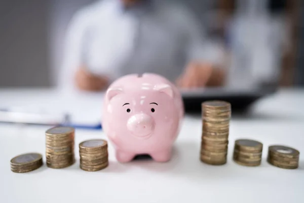 Close Businessman Hand Calculating Tax Piggybank Coins Office Desk — Stock Photo, Image