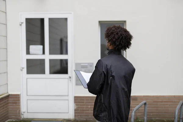 Nahaufnahme Des Handgefüllten Dokuments Einer Person Vor Dem Haus — Stockfoto