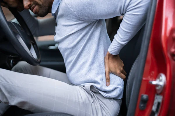 Motorista Tendo Dor Nas Costas Depois Dirigir Carro — Fotografia de Stock