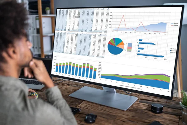 Close Businesswoman Hand Analyzing Graph Computer Workplace — Stok Foto