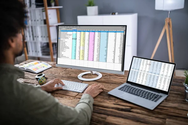 Närbild Affärskvinnas Hand Att Granska Kalkylblad Laptop Office — Stockfoto