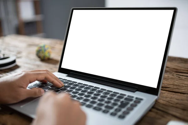 Persona Negocios Usando Computadora Portátil Que Muestra Pantalla Blanco Escritorio —  Fotos de Stock