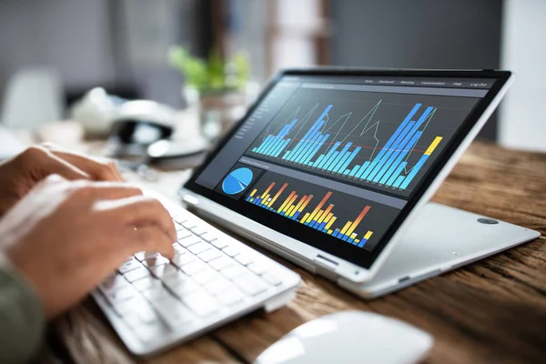 Närbild Businessperson Pekar Graph Digital Laptop Office — Stockfoto