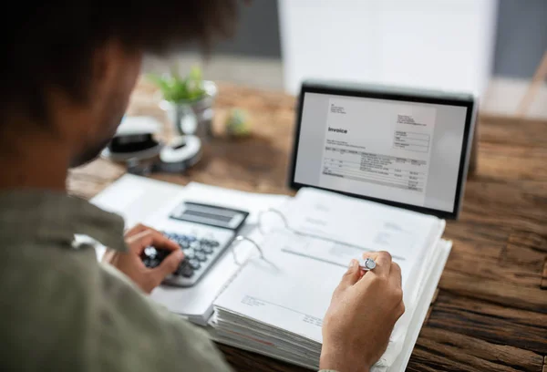 Close Van Handen Van Zakenman Werken Factuur Laptop Kantoor — Stockfoto