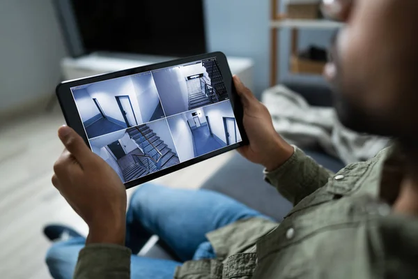 Telecamere Monitoraggio Persona Vista Dal Vivo Casa Sulla Tavoletta Digitale — Foto Stock