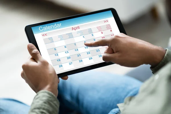 Immagine Ritagliata Del Giovane Utilizzando Calendario Sulla Tavoletta Digitale Casa — Foto Stock