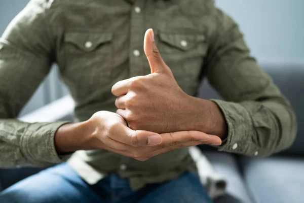 Hombre Usando Lenguaje Señas Para Comunicarse Casa — Foto de Stock