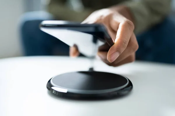 Homem Carregando Smartphone Usando Almofada Carregamento Sem Fio Casa — Fotografia de Stock