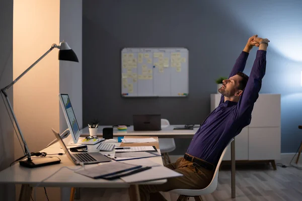 Jovem Empresário Feliz Esticando Seus Braços Escritório — Fotografia de Stock