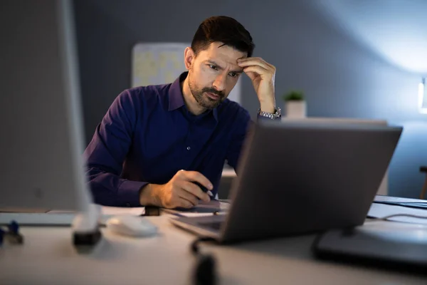 Benadrukt Accountant Zitten Met Het Hoofd Hand Terwijl Werkt Laat — Stockfoto