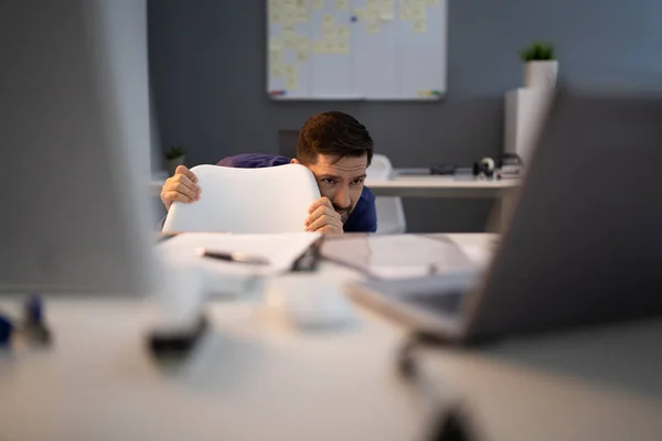 Empresario Asustado Escondiéndose Detrás Silla Lugar Trabajo — Foto de Stock