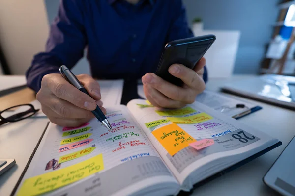 Gros Plan Mains Personne Avec Téléphone Portable Liste Travail Dans — Photo