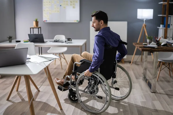 Närbild Affärsman Som Sitter Rullstol Office — Stockfoto