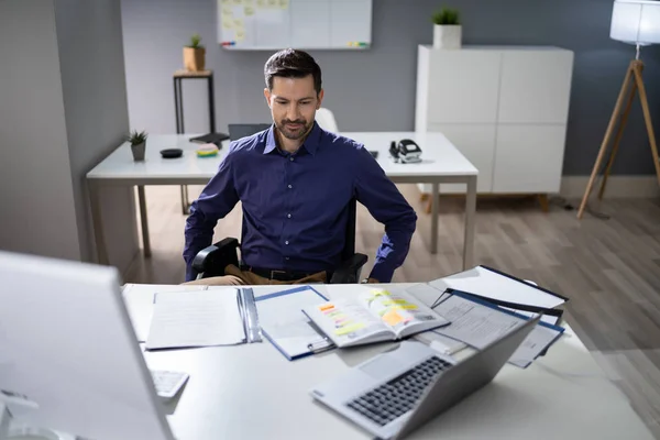 Primer Plano Del Hombre Negocios Sentado Silla Ruedas Oficina —  Fotos de Stock