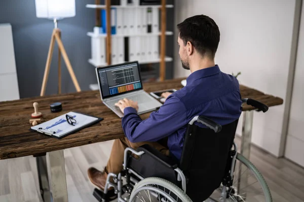 Affärsman Rullstol Medan Arbetar Med Dator — Stockfoto