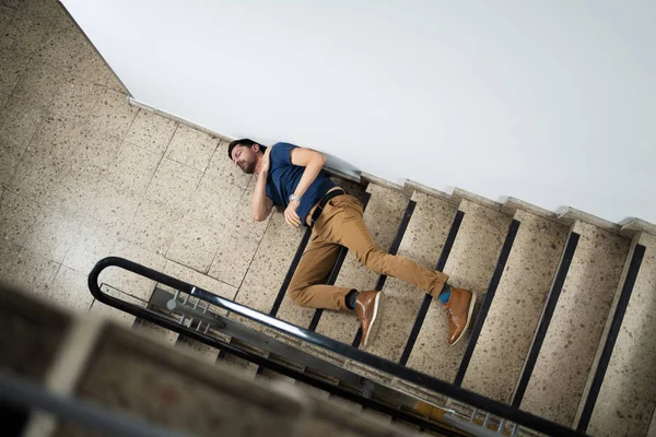Hombre Inconsciente Acostado Escalera Después Accidente Resbalón Caída — Foto de Stock
