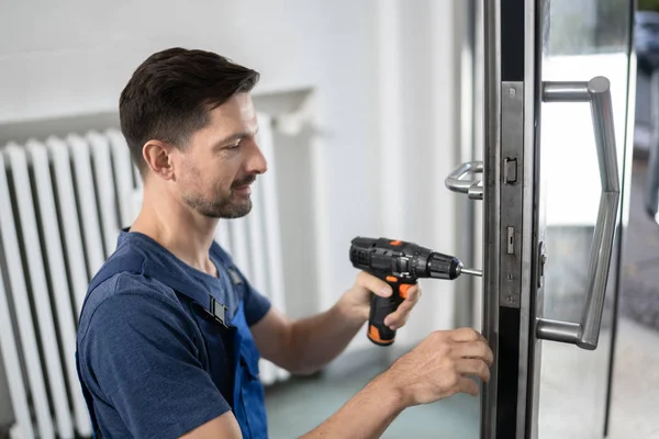 Portret Jonge Mannelijke Carpenter Herstellen Deurslot — Stockfoto