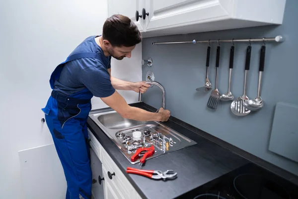 Glücklich Junge Männliche Klempner Reparatur Wasserhahn Der Küche — Stockfoto