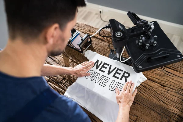 Mann Bedruckt Shirt Werkstatt — Stockfoto