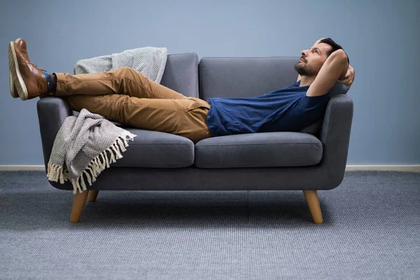 Fotografie Muže Relaxující Pohovce Doma — Stock fotografie
