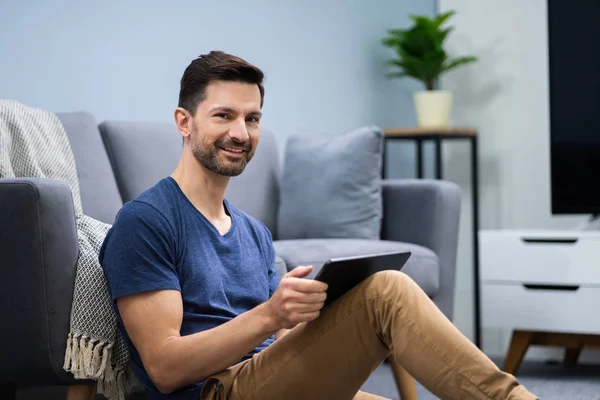 Smiling Man Using Digital Tablet Home — Stock Photo, Image