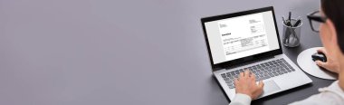 Gri Arkaplan Karşısında Dijital Laptop Hazırlama Faturası Kullanan İş kadınının Yakın Çekimi