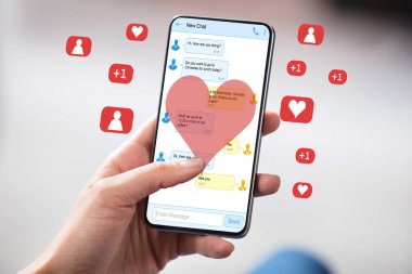 Etrafı Simgeler ve Kalp Şekilleriyle çevrili Cep telefonuyla Sohbet Okuyan Kadın