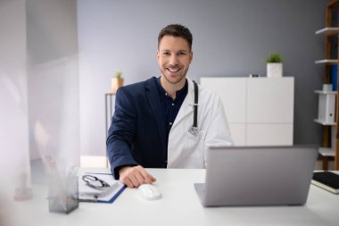 Ofisteki İşyerinde İki İş Yapan Adam 