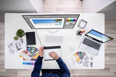 Bilgisayarda Office fotoğraf düzenleme bir tasarımcının el Close-Up